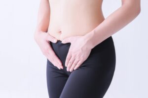 お腹を押さえる不妊治療中の女性