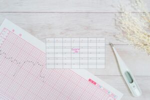 不妊治療で排卵を予測するための体温計と基礎体温表