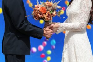 結婚式を行う不妊治療中のご夫婦。