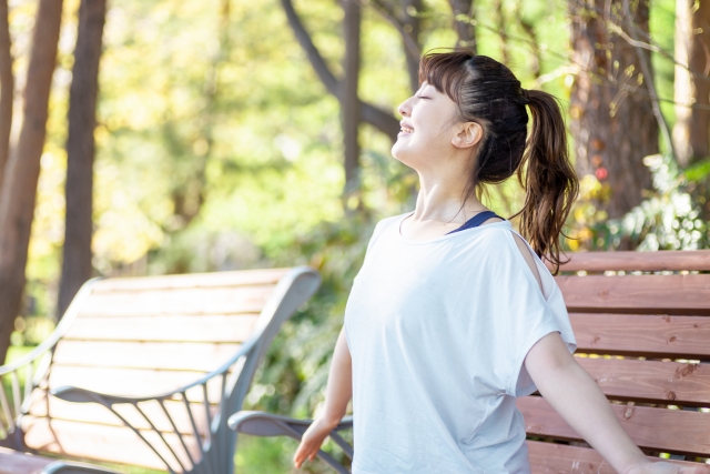 子宮内膜症のセルフケアをする女性