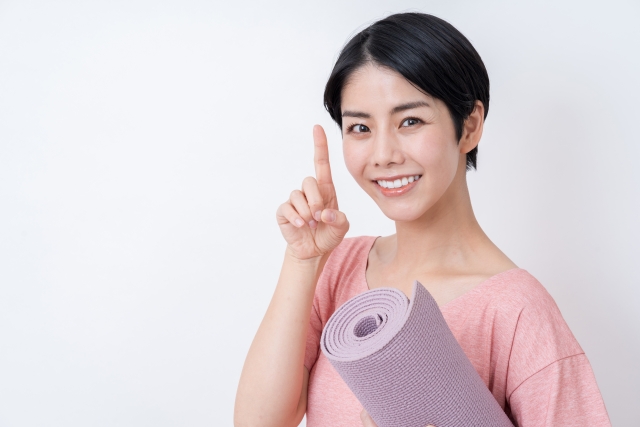 妊活のために自宅でできる運動を紹介する女性