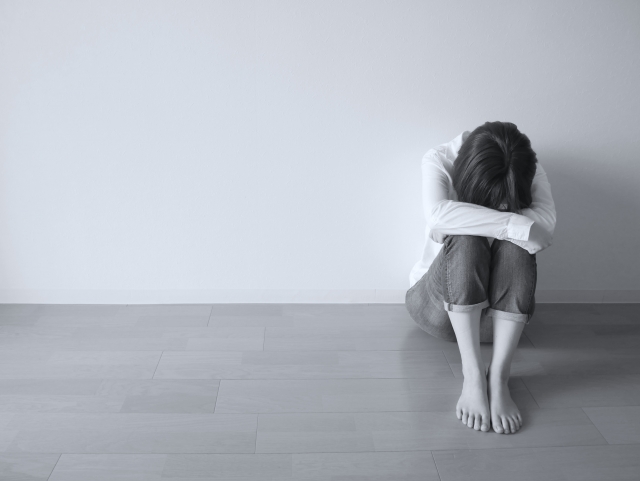 不妊治療のストレスで落ち込む女性